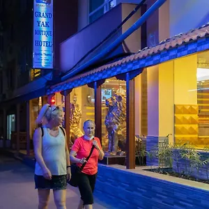 Отель Grand Yak Boutique ***
